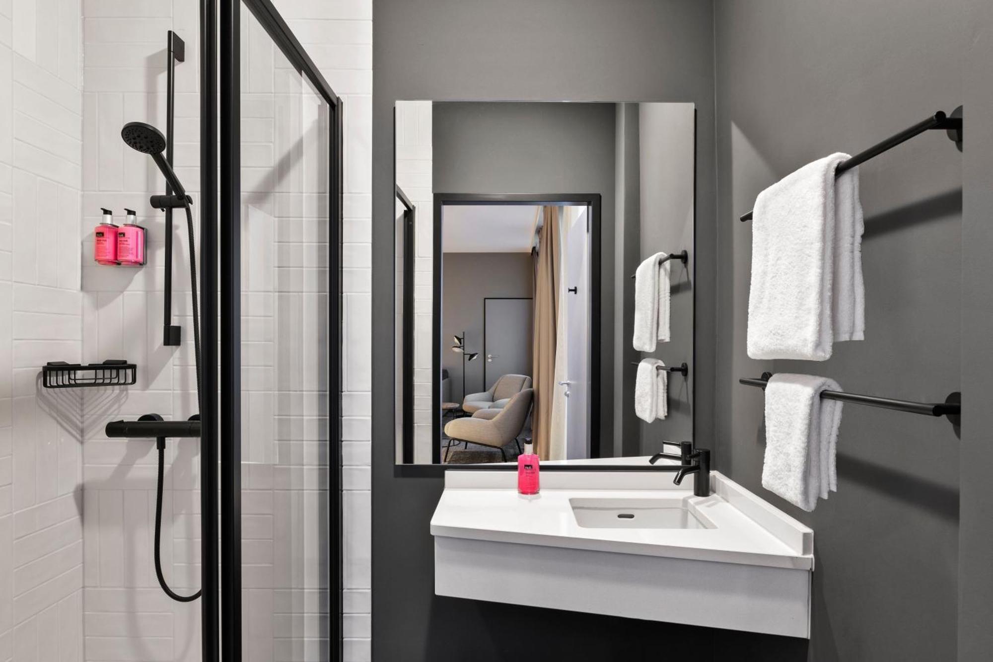 Moxy Duesseldorf City ภายนอก รูปภาพ