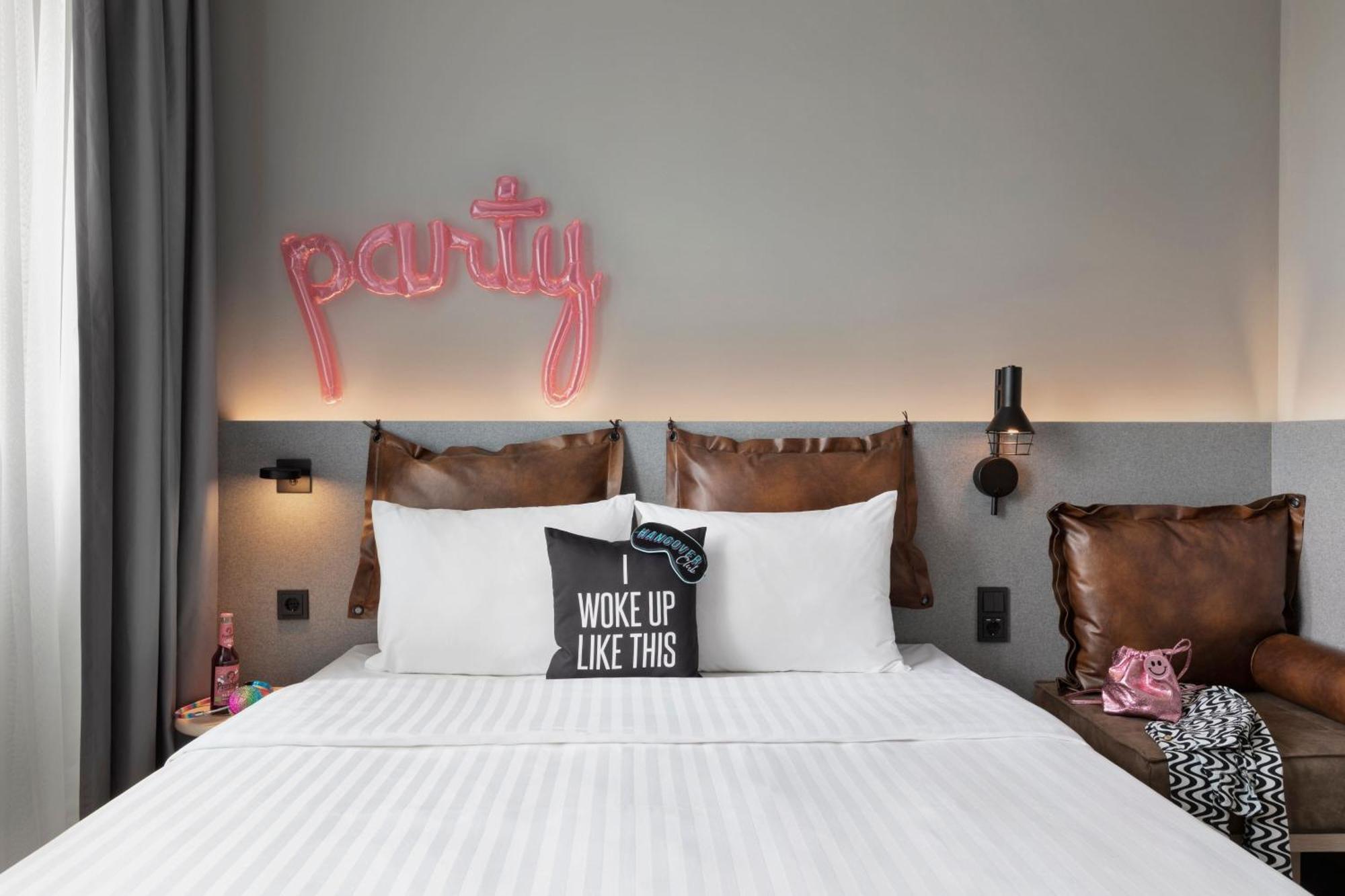 Moxy Duesseldorf City ภายนอก รูปภาพ