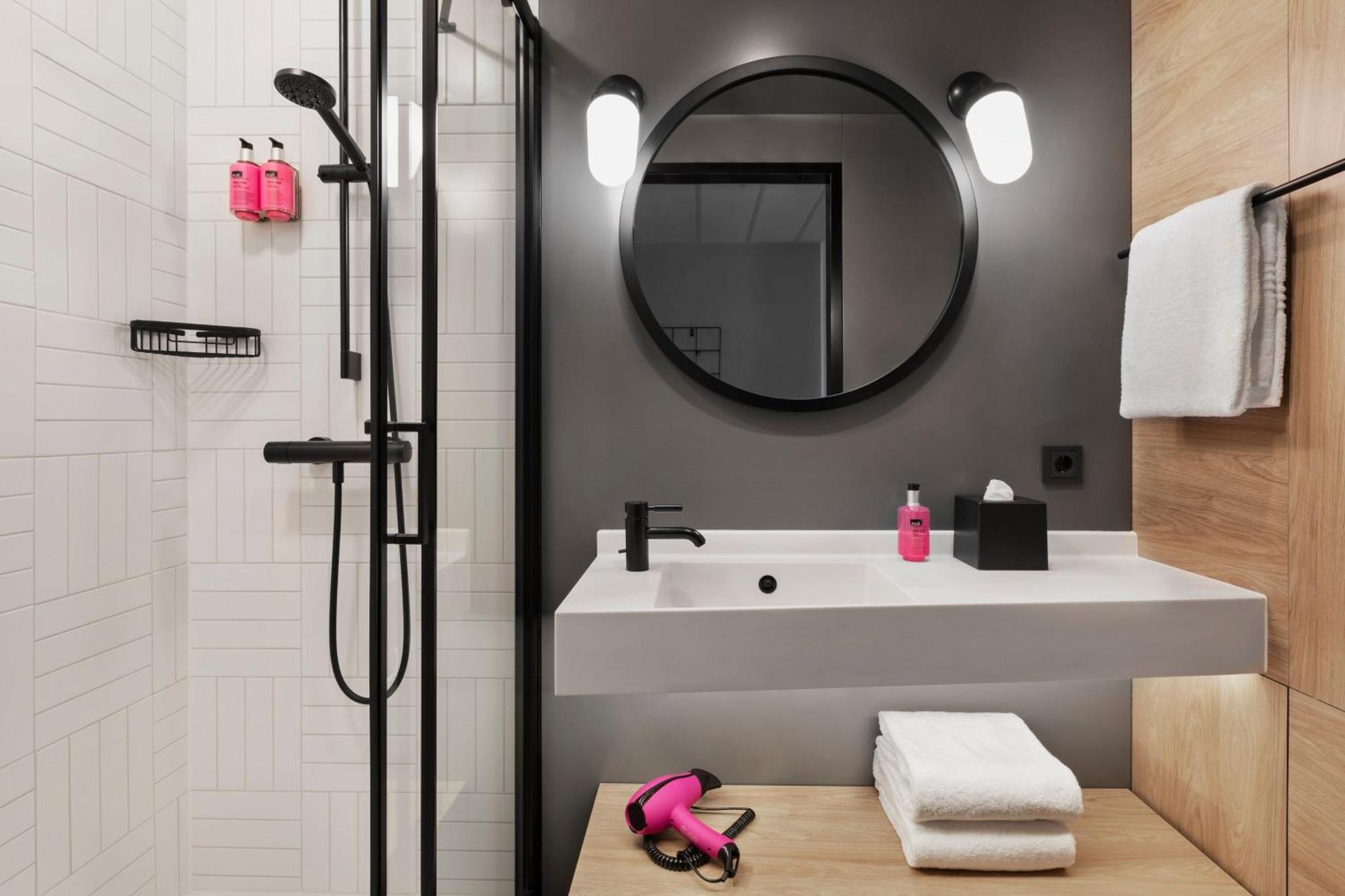 Moxy Duesseldorf City ภายนอก รูปภาพ