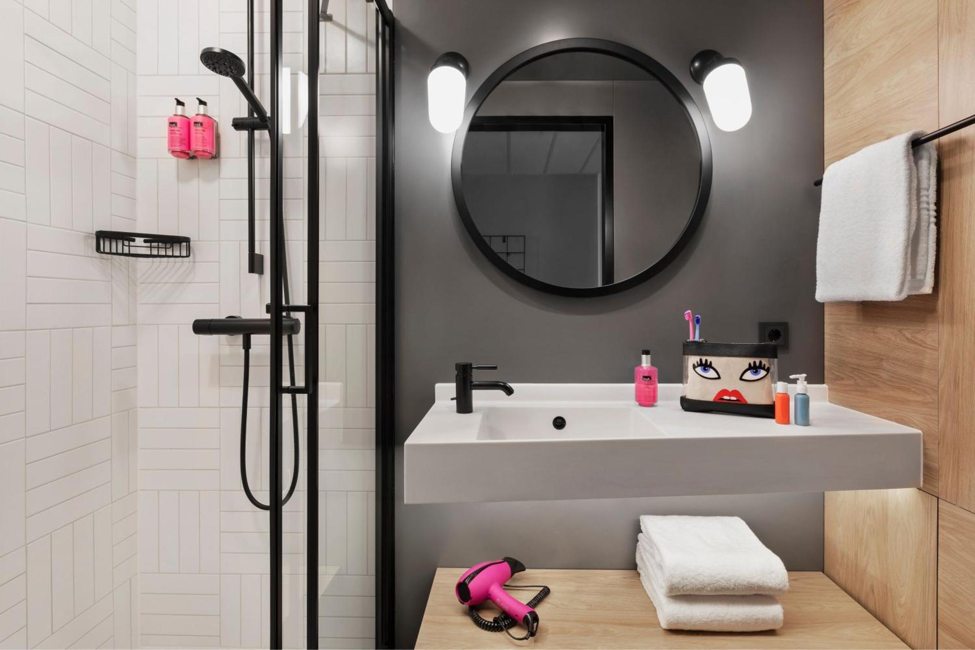 Moxy Duesseldorf City ภายนอก รูปภาพ