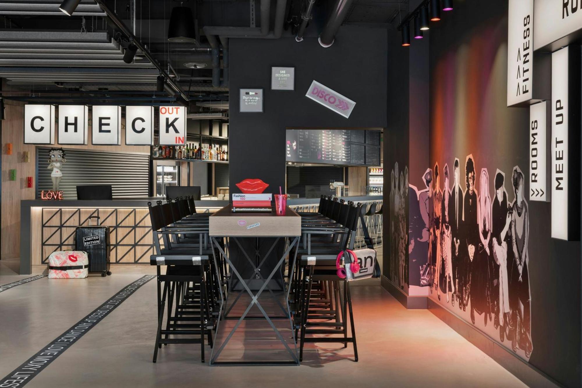 Moxy Duesseldorf City ภายนอก รูปภาพ